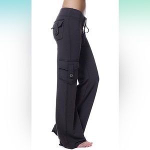 Women’s yoga pants with cargo pockets wide leg